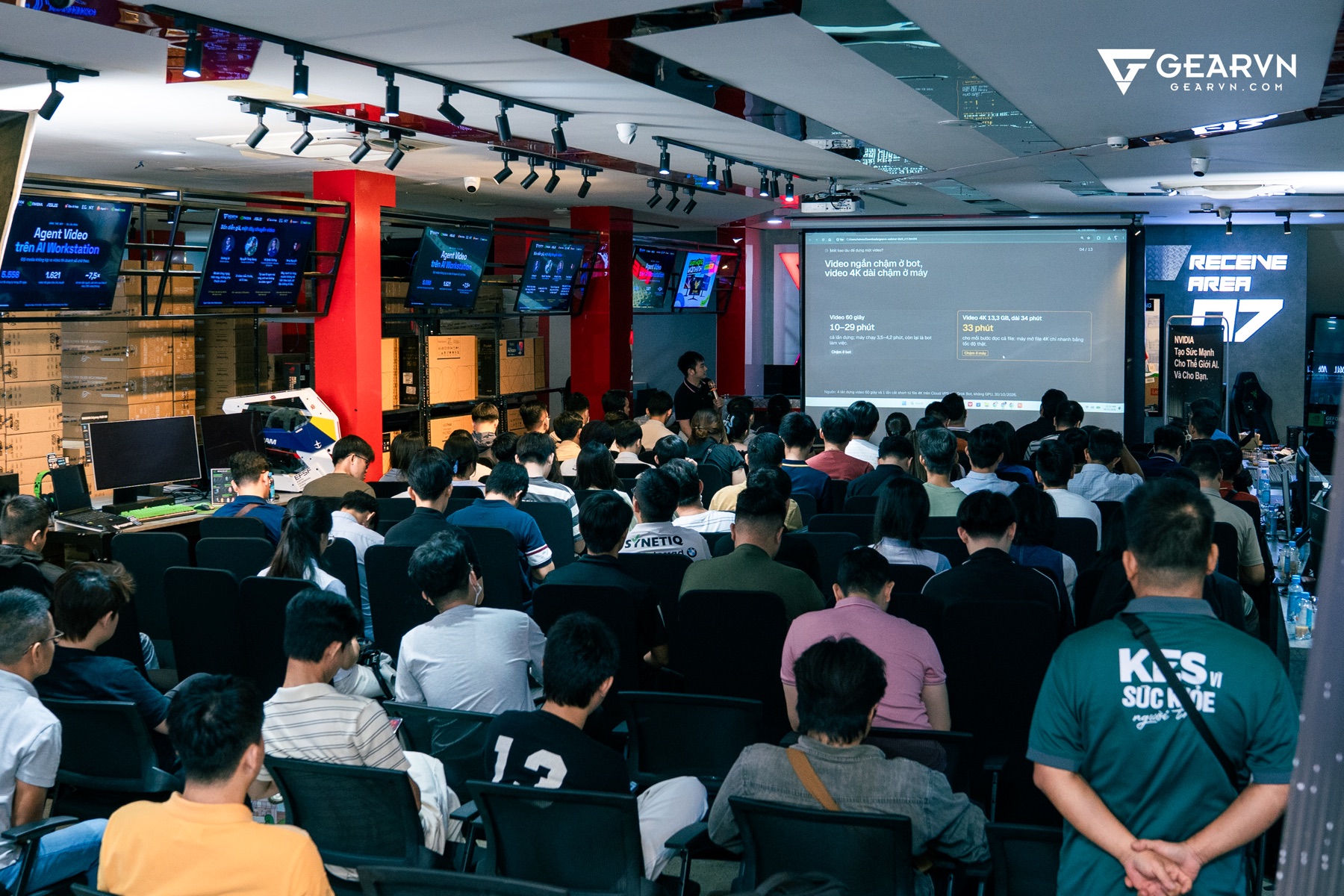 Khán phòng theo dõi phần chia sẻ của anh Sang Nguyễn về thời gian xử lý video trên cloud và máy local