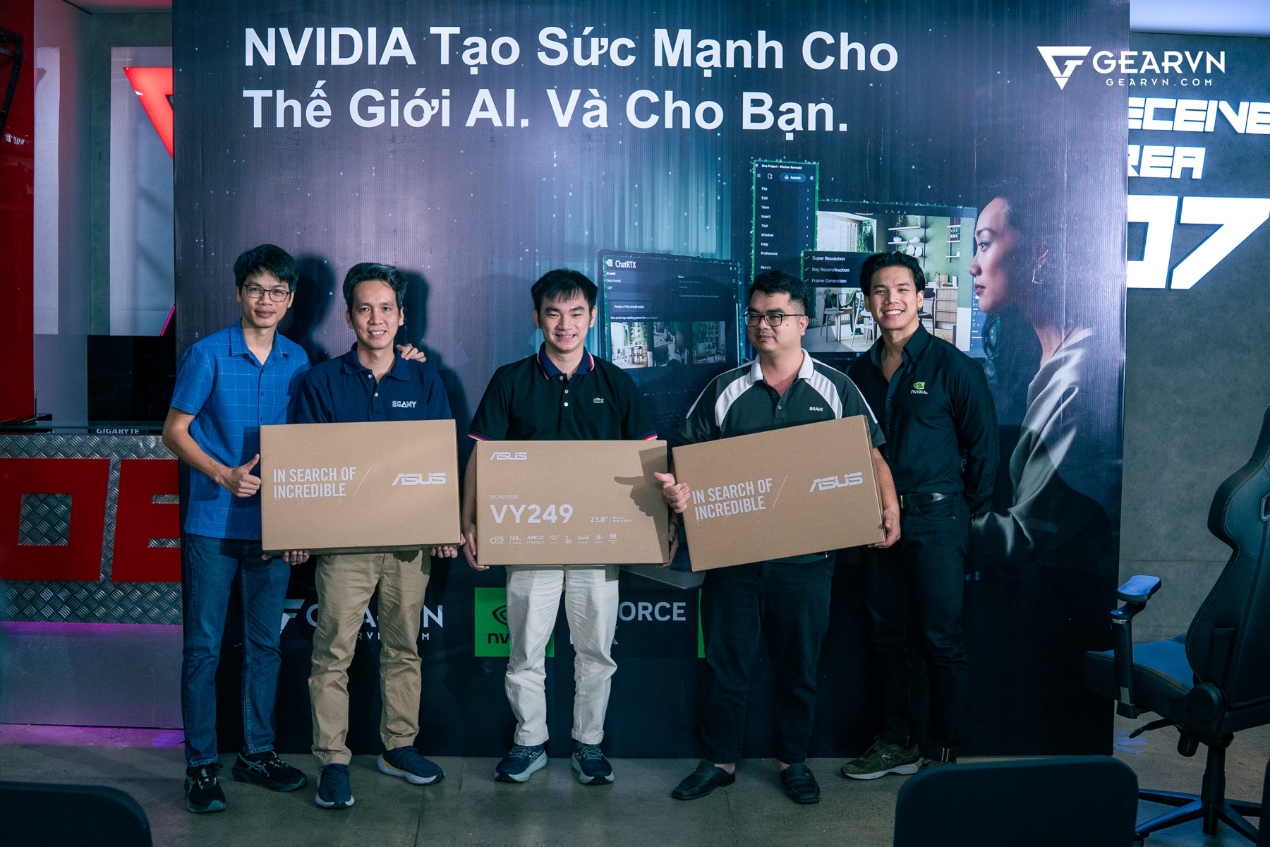 Trao quà cho người tham dự cuối buổi workshop